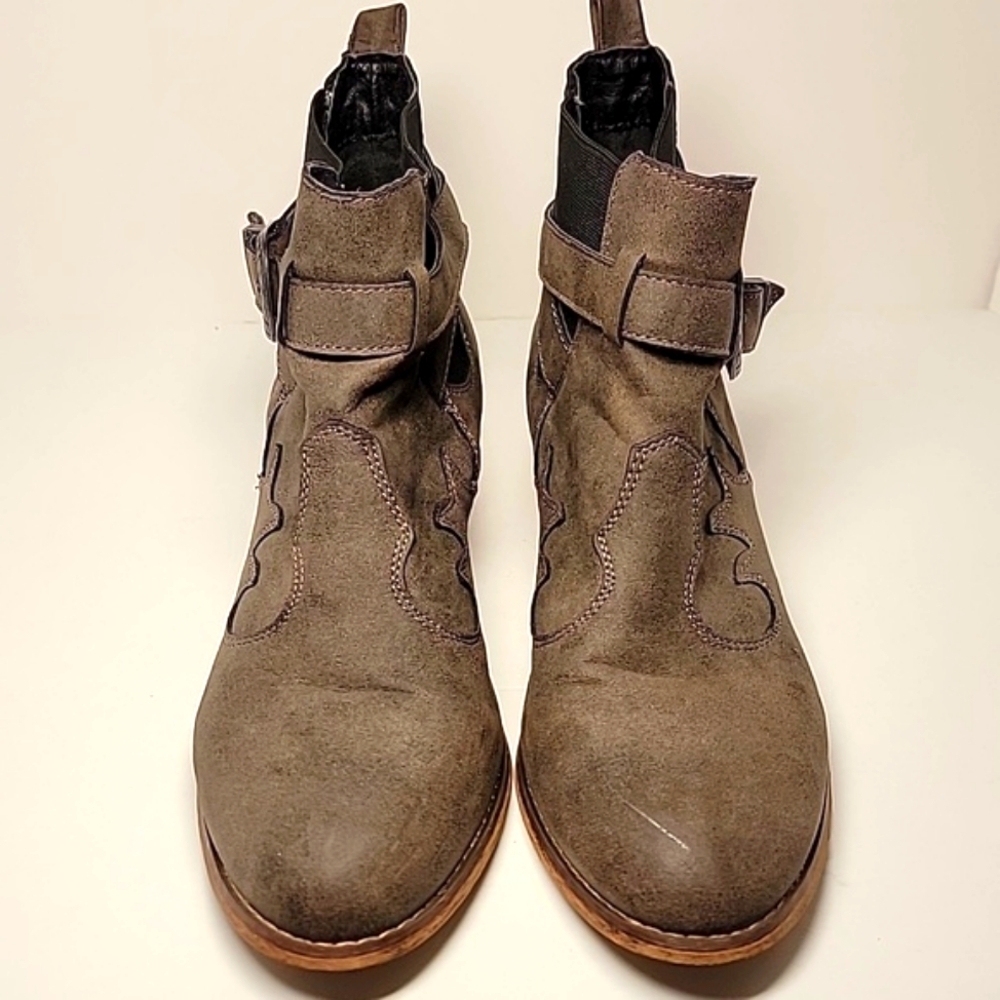 Olivia Miller Bootie Ankle Boot Faux Leather Pull-On Stacked Heel Buckle 8.5 - Picture 2 of 14